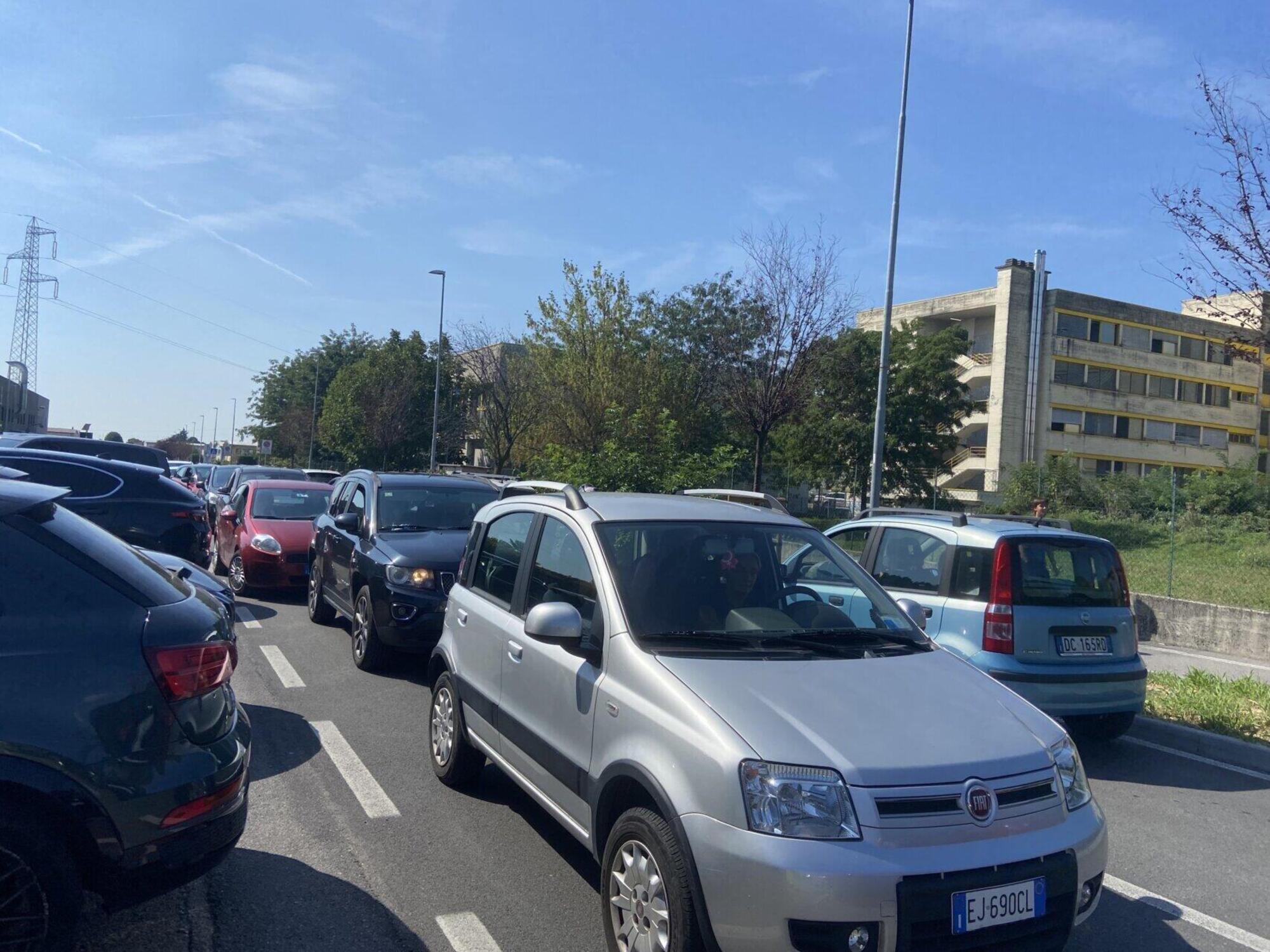 Il traffico a Milano il primo giorno di scuola