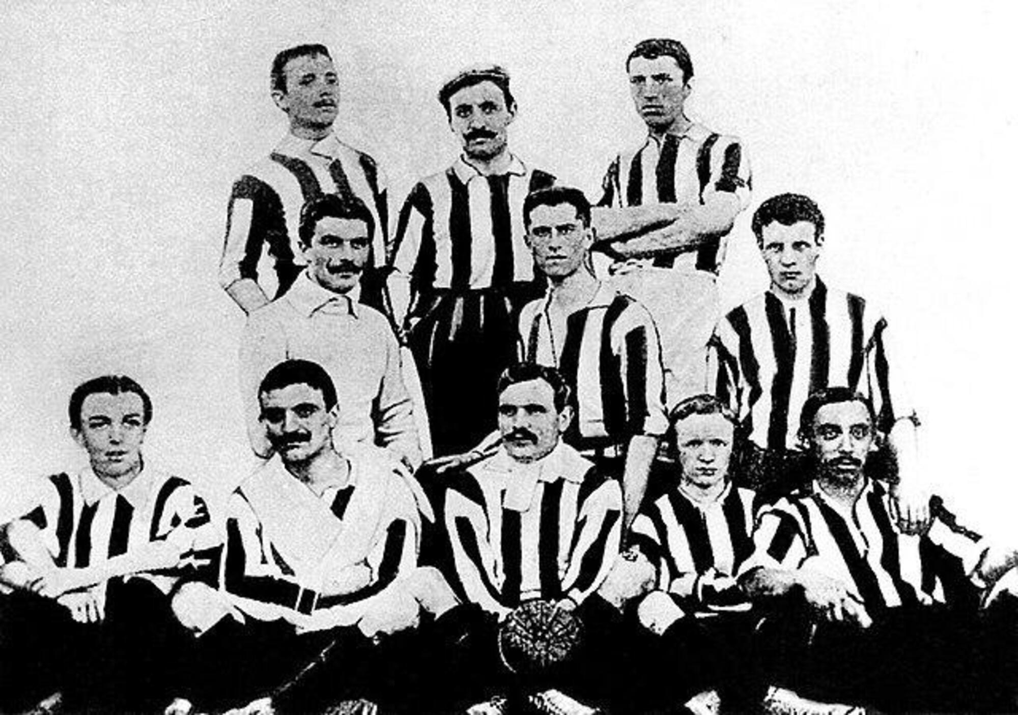 La Juventus 1904-05 che si aggiudic&ograve; il suo primo campionato italiano di calcio