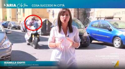 L&#039;aria che tira. Scooter sfiora l&#039;inviata durante la diretta [VIDEO]