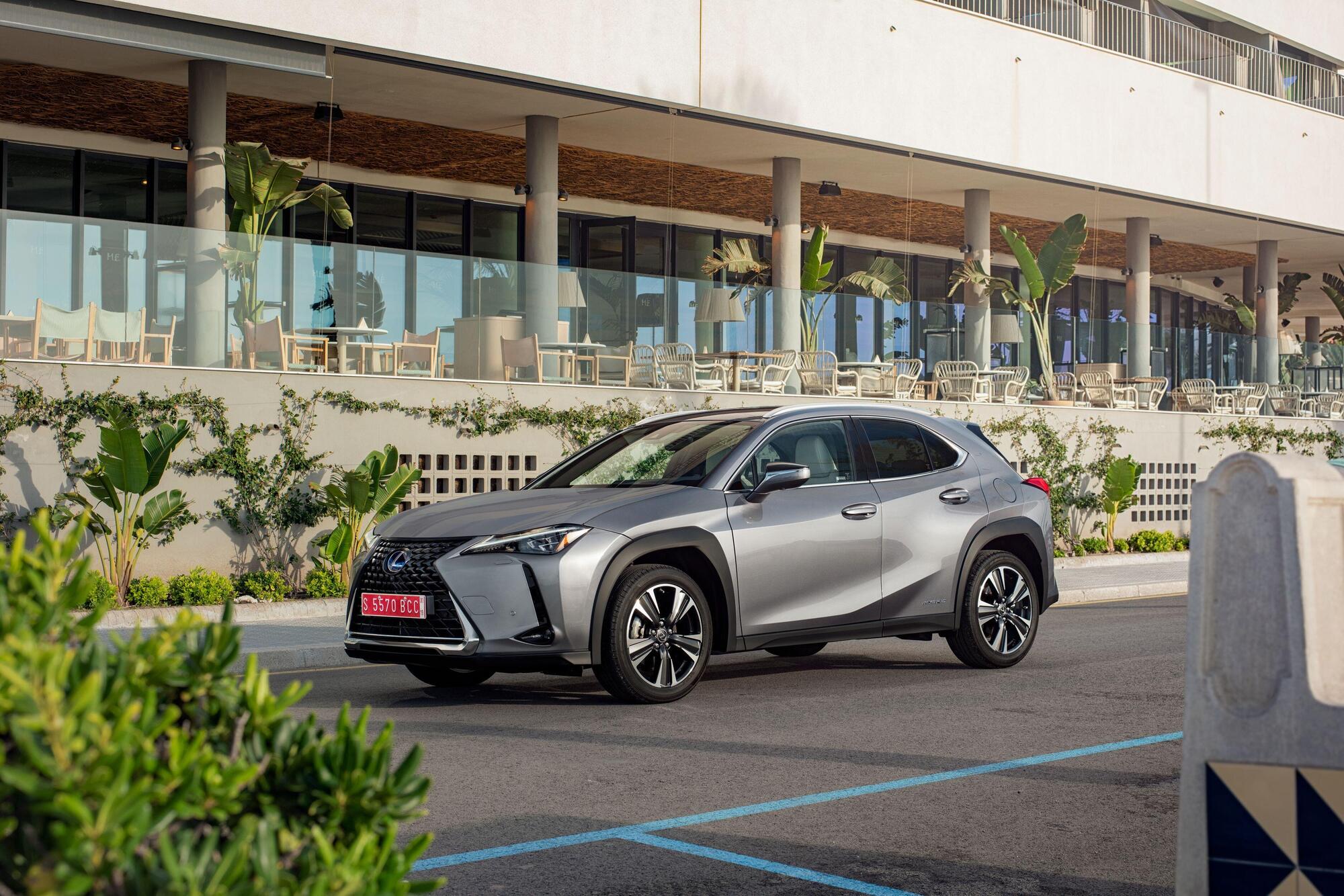 Maxi sconto Lexus, per UX Hybrid 9.500 euro