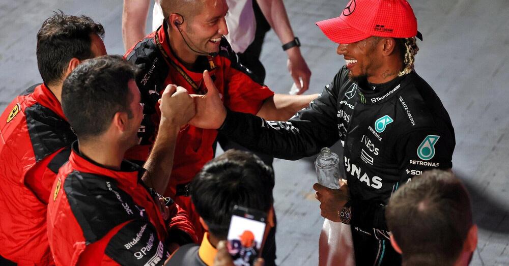  Lewis Hamilton con gli uomini Ferrari a Singapore: l&#039;assenza del team Mercedes e una fotografia senza bandiere