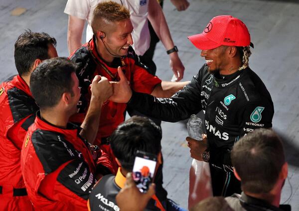  Lewis Hamilton con gli uomini Ferrari a Singapore: l'assenza del team Mercedes e una fotografia senza bandiere