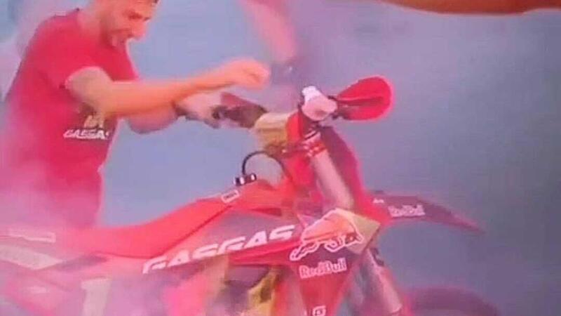 Follia in MXGP: bruciano la moto campione del mondo di Prado durante la festa