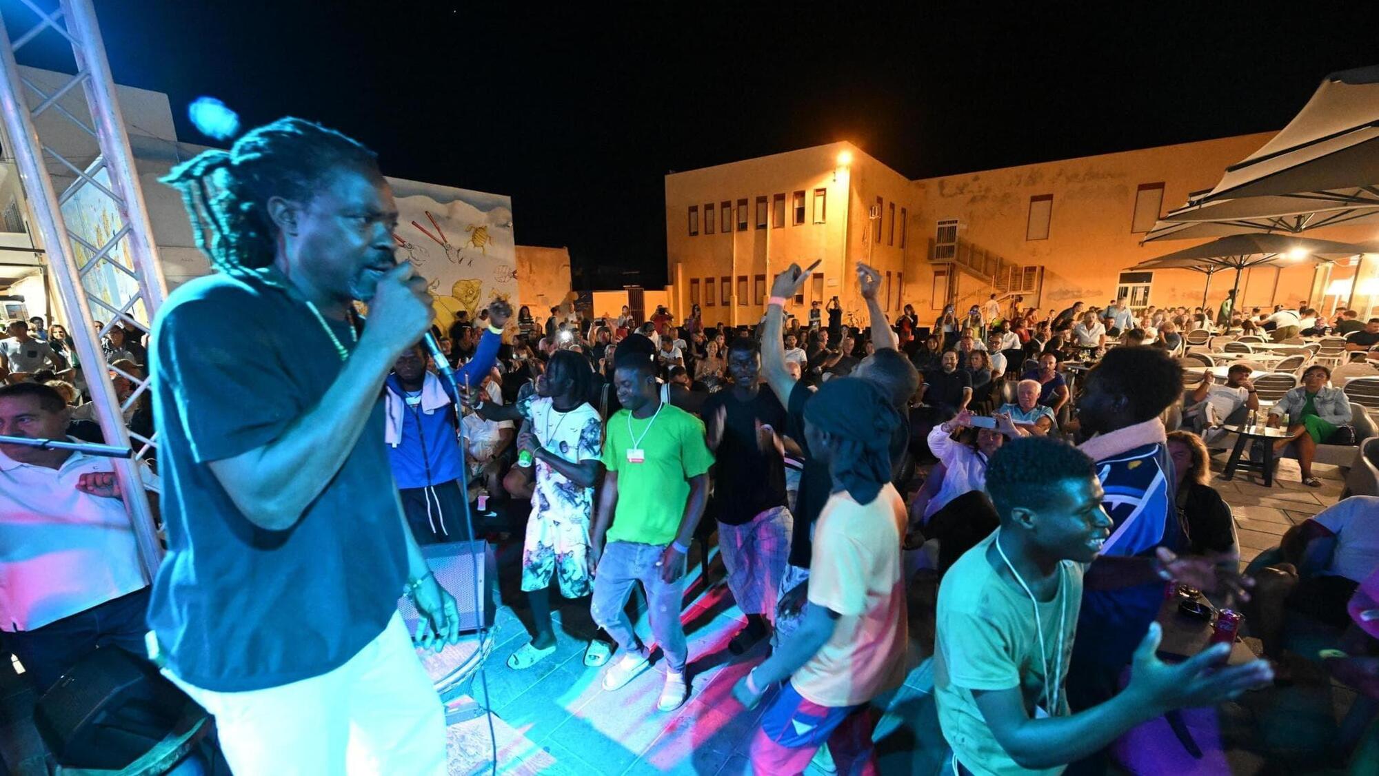 Migranti in festa a Lampedusa