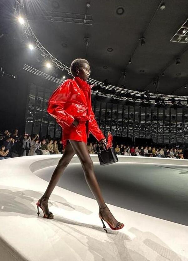Ferrari torna a sfilare a Milano: sensualità color Rosso Corsa, top model e desiderio