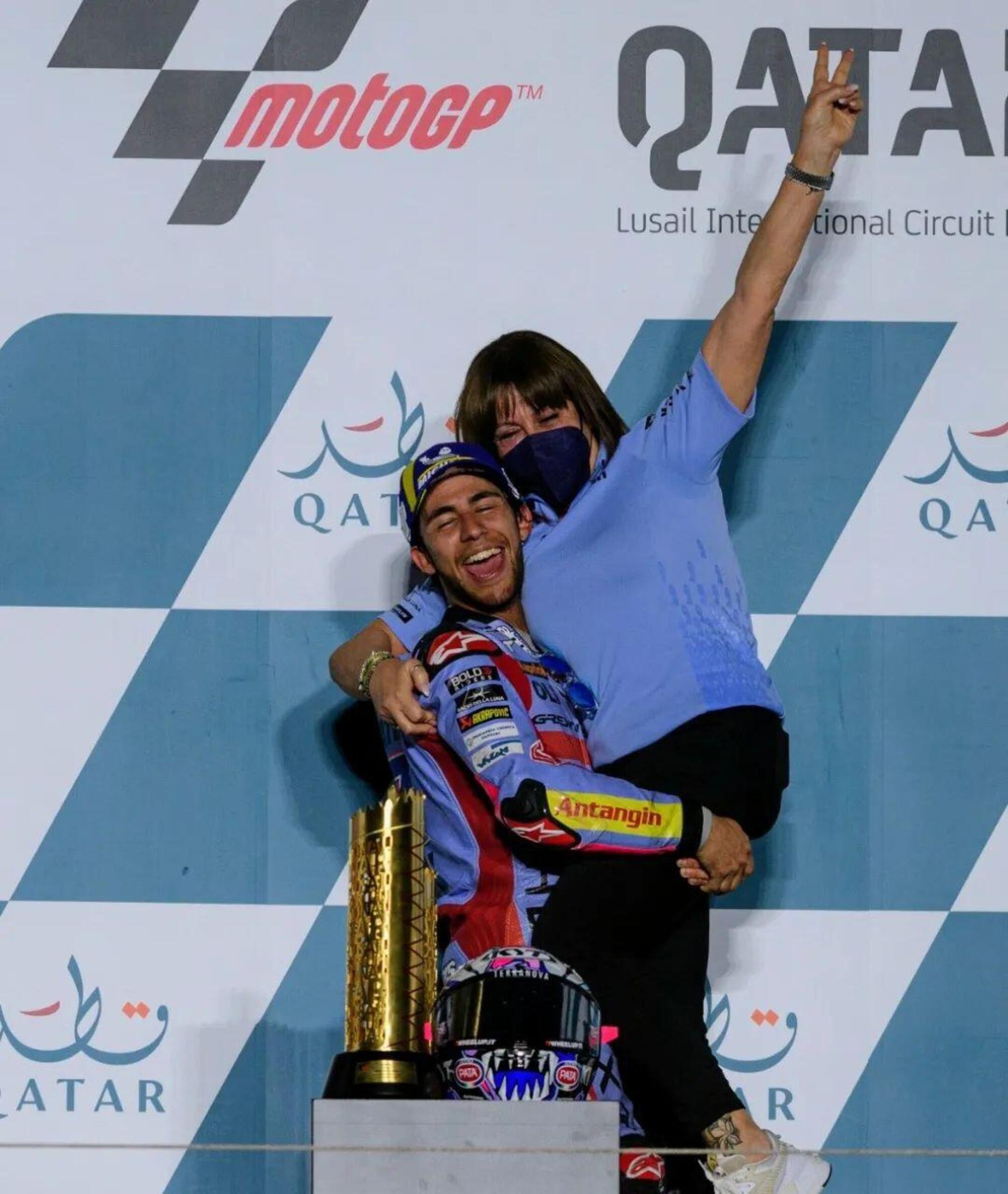 Nadia Padovani sul podio del GP del Qatar con Enea Bastianini