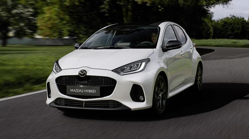 Mazda 2 restyling: nuovo frontale per il modello 2024, l&#039;alleanza con Toyota funziona