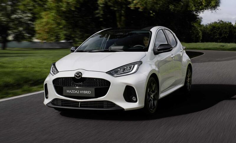 Mazda 2 restyling: nuovo frontale per il modello 2024, l&#039;alleanza con Toyota funziona