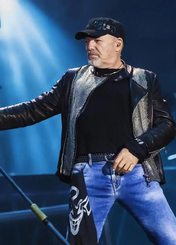 Spagnoli racconta Vasco: “Invidia, eccessi (altro che Måneskin) e sul palco come i Rolling...”
