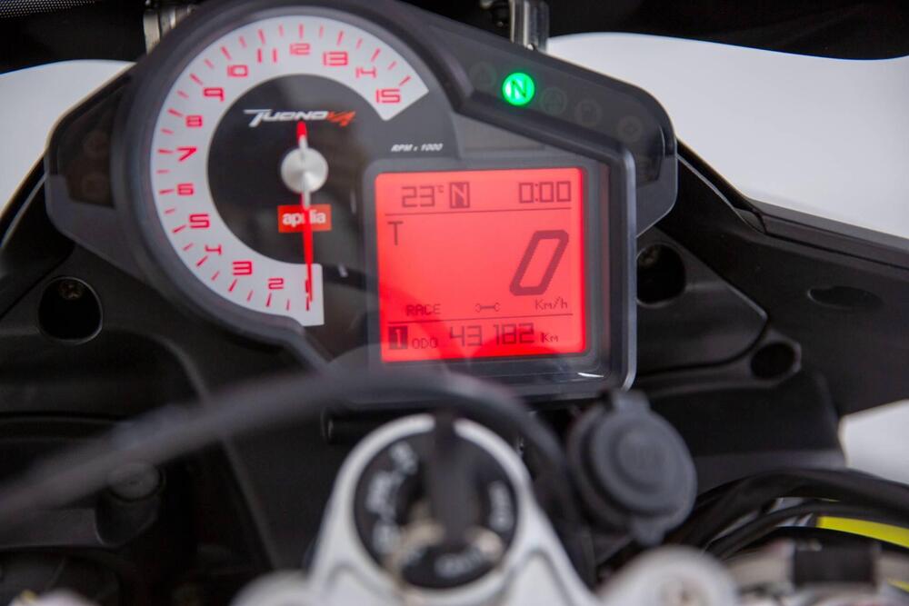 Aprilia Tuono V4 R (2011 - 15) (17)