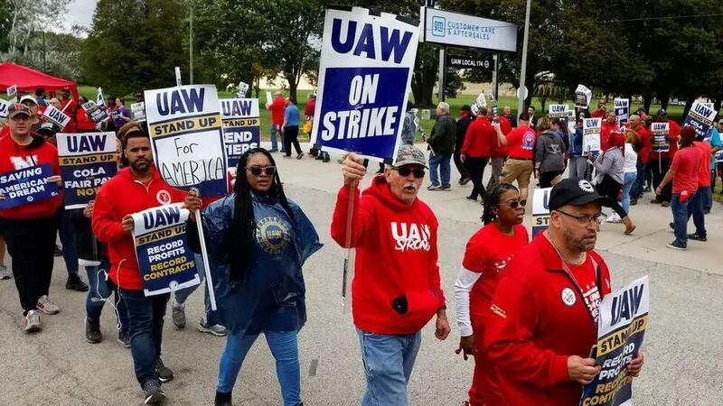 I manifestanti UAW in corteo: richiesti aumenti di paga del 40%