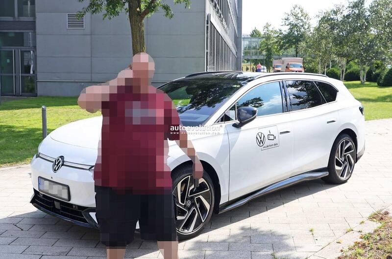 Volkswagen ID.7 Station Wagon, le foto spia finiscono quasi in rissa