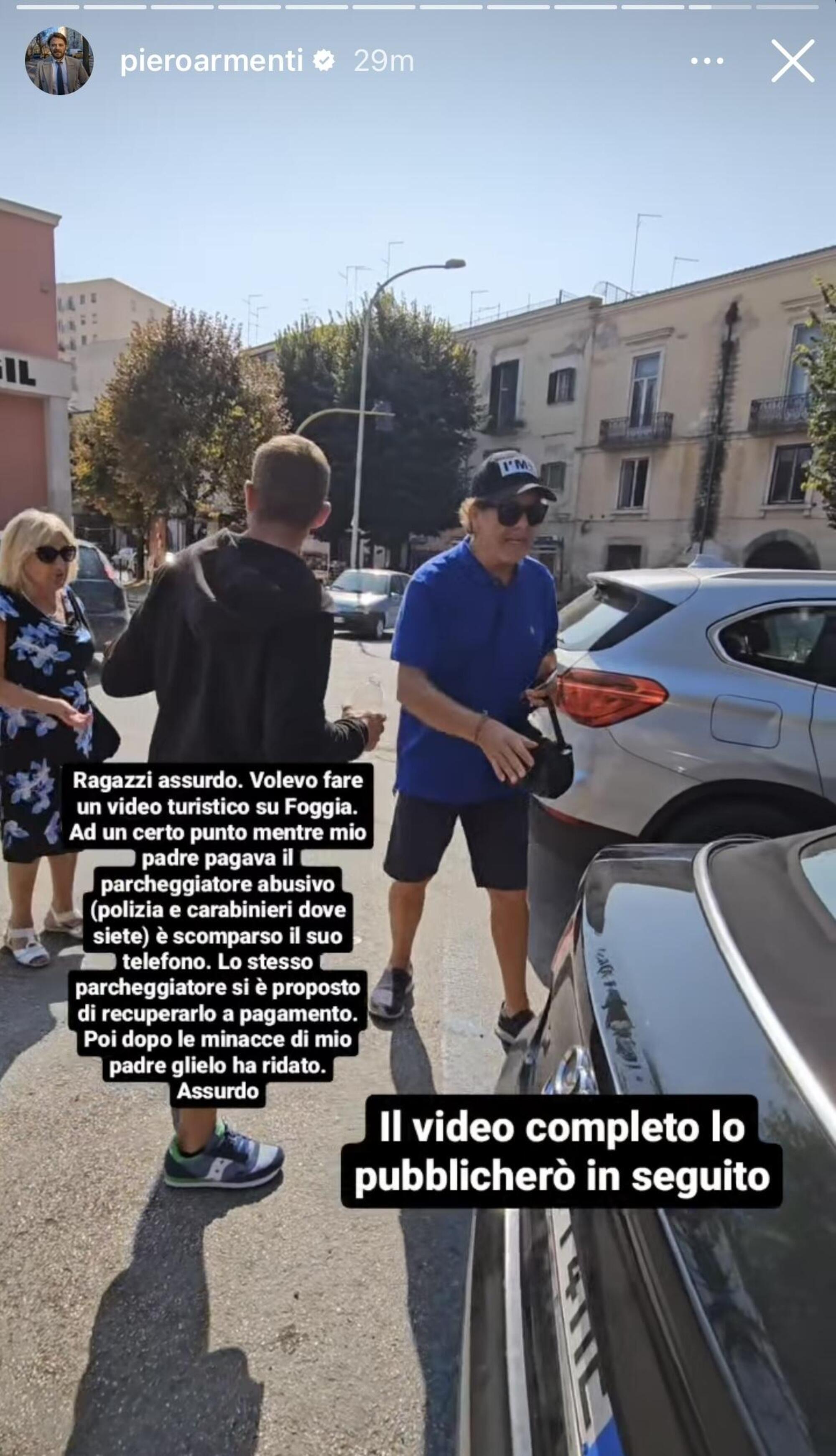 Piero Armenti nelle sue stories Instagram mentre mostra il padre discutere con il parcheggiatore abusivo