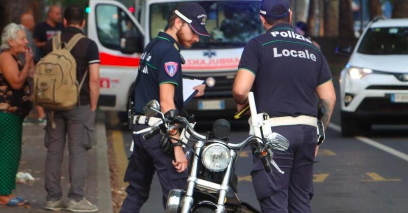 Milano, attraversa fuori dalle strisce in viale Jenner e viene investito da una moto. &Egrave; in gravi condizioni