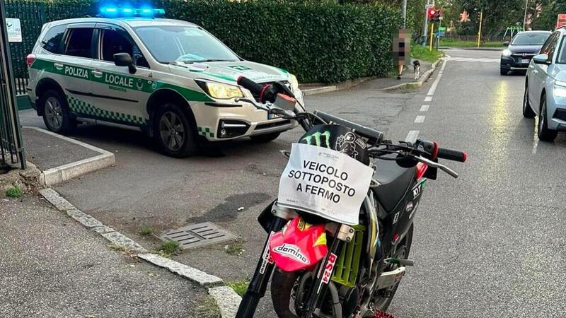 Follia a Brugherio. La polizia lo becca senza casco, patente, assicurazione e revisione: la multa &egrave; salatissima