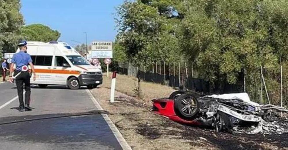 Due morti nello schianto tra una Ferrari e un camper. Distrutta anche una Lamborghini...