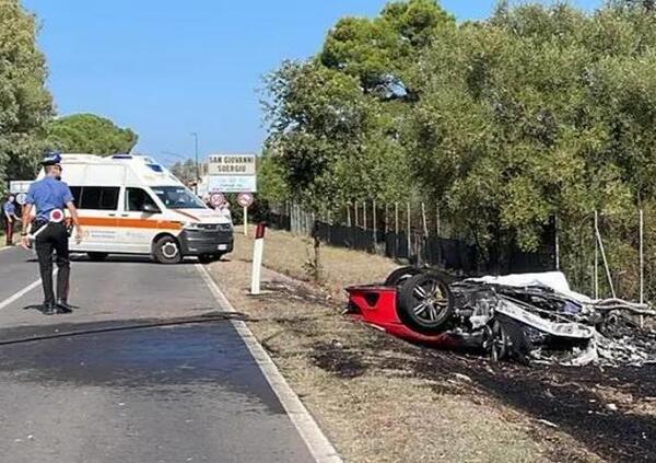 Due morti nello schianto tra una Ferrari e un camper. Distrutta anche una Lamborghini...