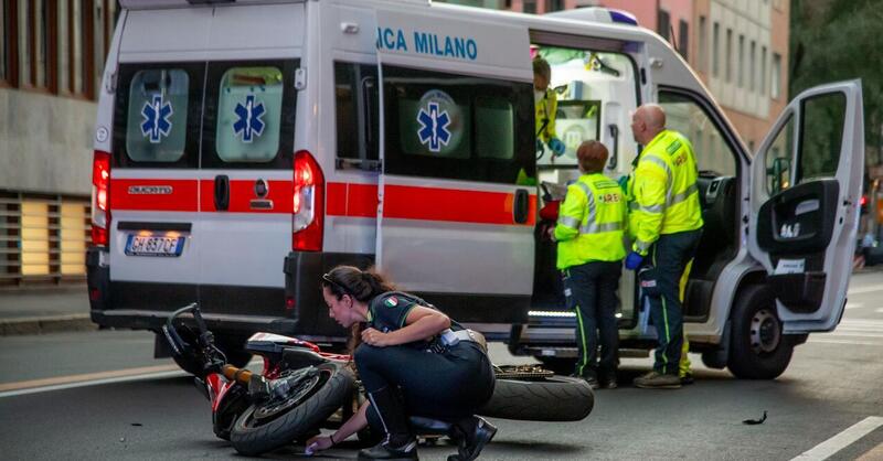 Incidente a Milano. Motociclista travolta da un&#039;auto che fa inversione: grave una donna 42enne