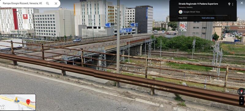 La sezione del guard rail sul cavalcavia di Mestra da cui &egrave; precipitato l&#039;autobus