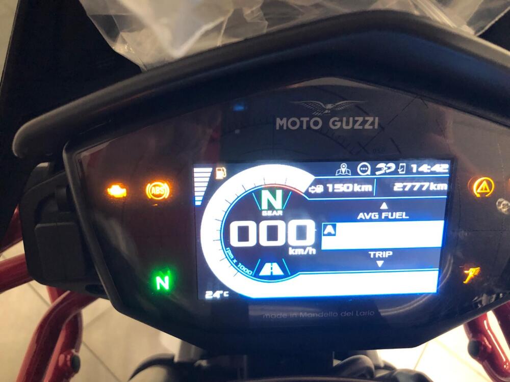 Moto Guzzi V85 TT Evocative Graphics (2021 - 23) (3)