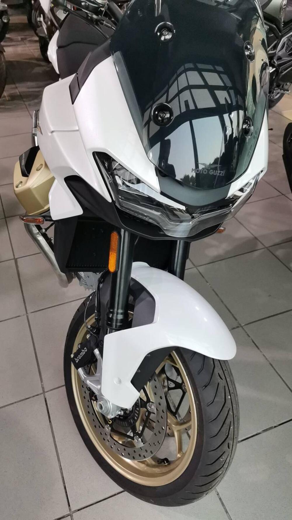 Moto Guzzi V100 Mandello (2022 - 24) (3)