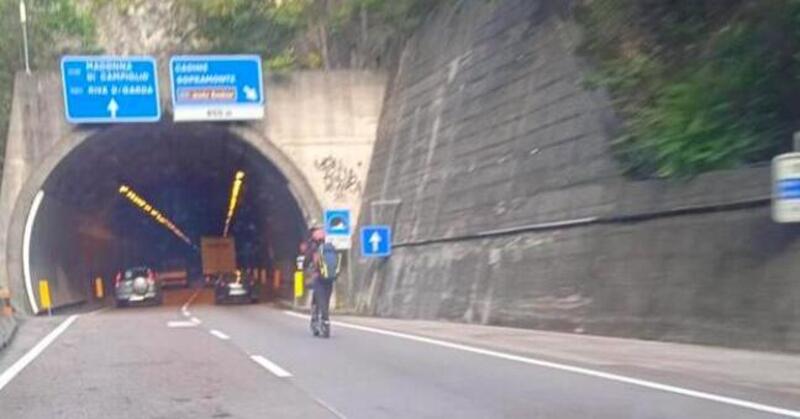 Trento, in monopattino elettrico a 50 km/h sulla Gardesana