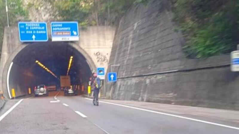 Trento, in monopattino elettrico a 50 km/h sulla Gardesana