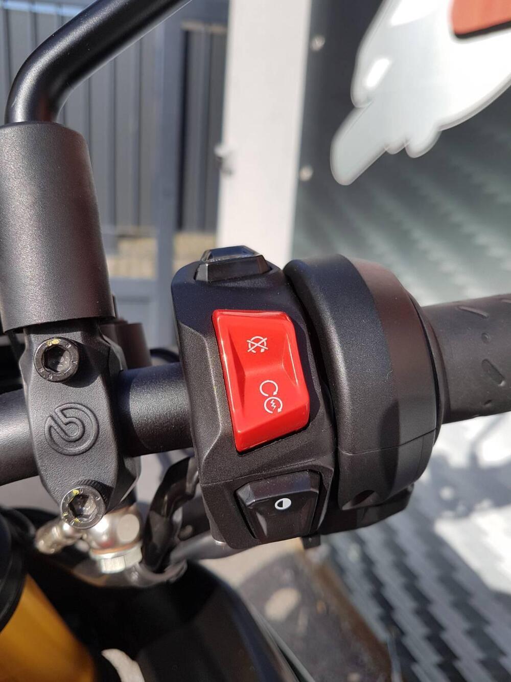 Aprilia Tuono V4 Factory (2021 - 24) (19)