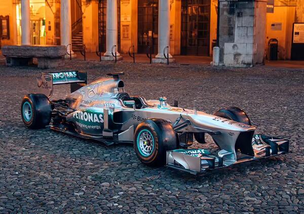La prima Mercedes con cui ha vinto Lewis Hamilton va all&rsquo;asta e il prezzo &egrave; folle