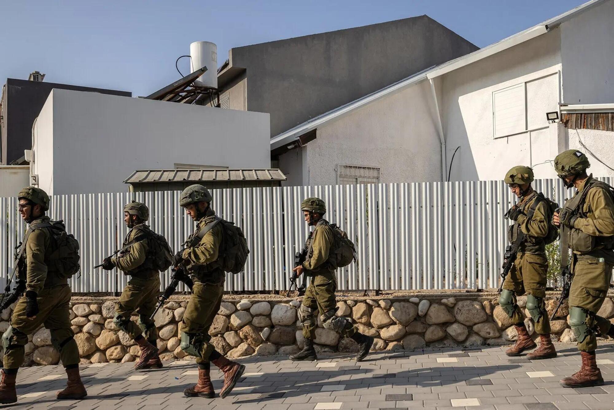 Soldati israeliani a Sderot, vicino a Gaza