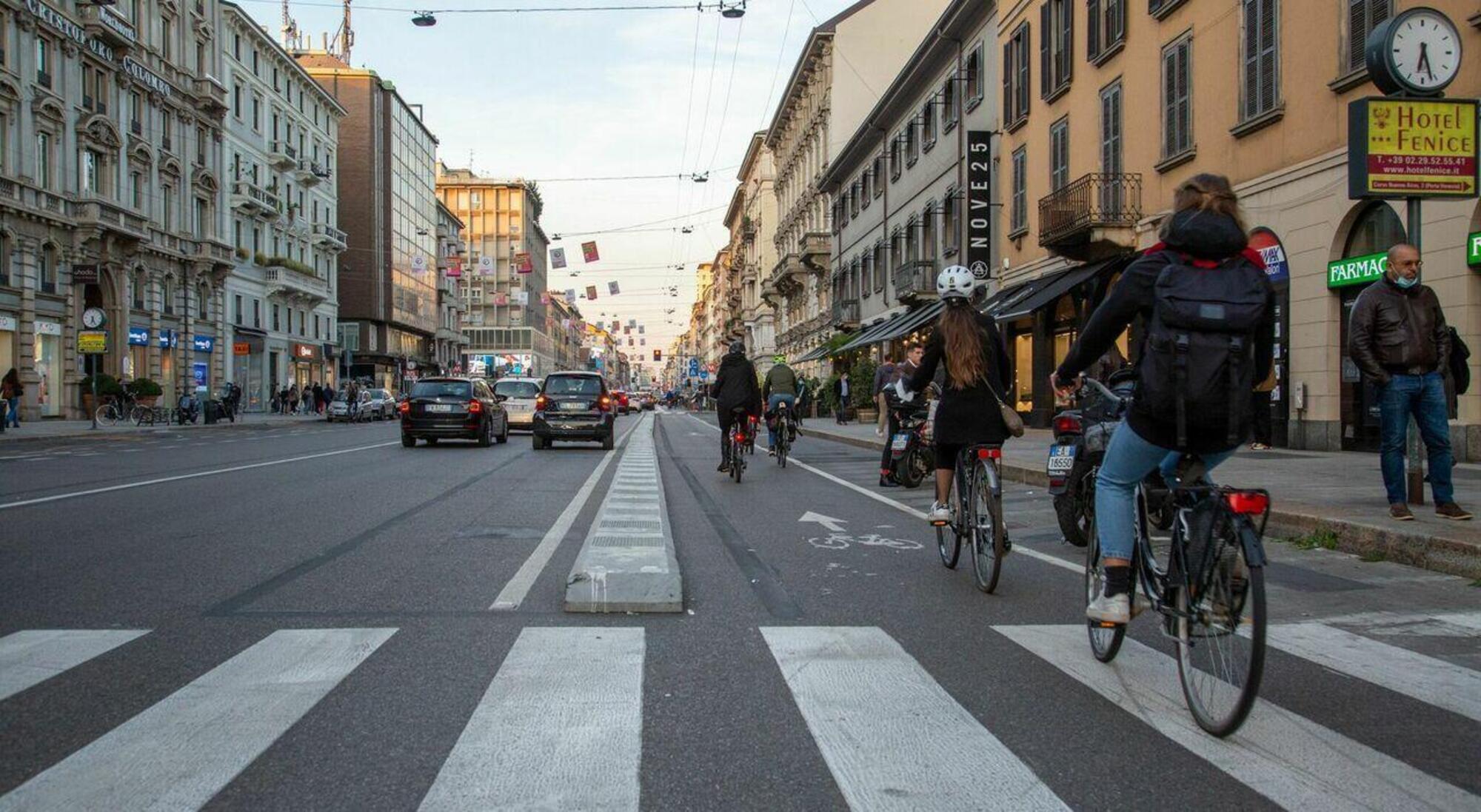 La pista ciclabile e la pista pedonale in corso Buenos Aires a Milano