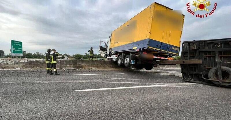 Incidente in A1, New Jersey sfondato da un camion. Ma le protezioni reggono ancora? 