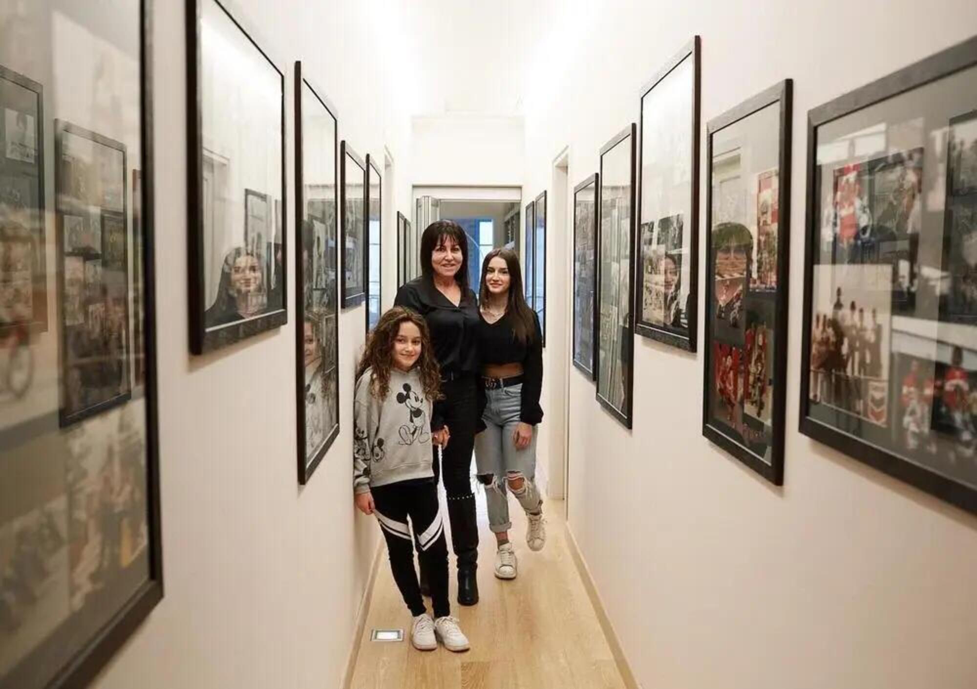 Nadia Padovani a casa con le figlie Alice e Agnese, 2021