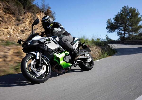 Kawasaki Ninja 7 Hybrid: il TEST della prima moto ibrida al mondo! [VIDEO e GALLERY]