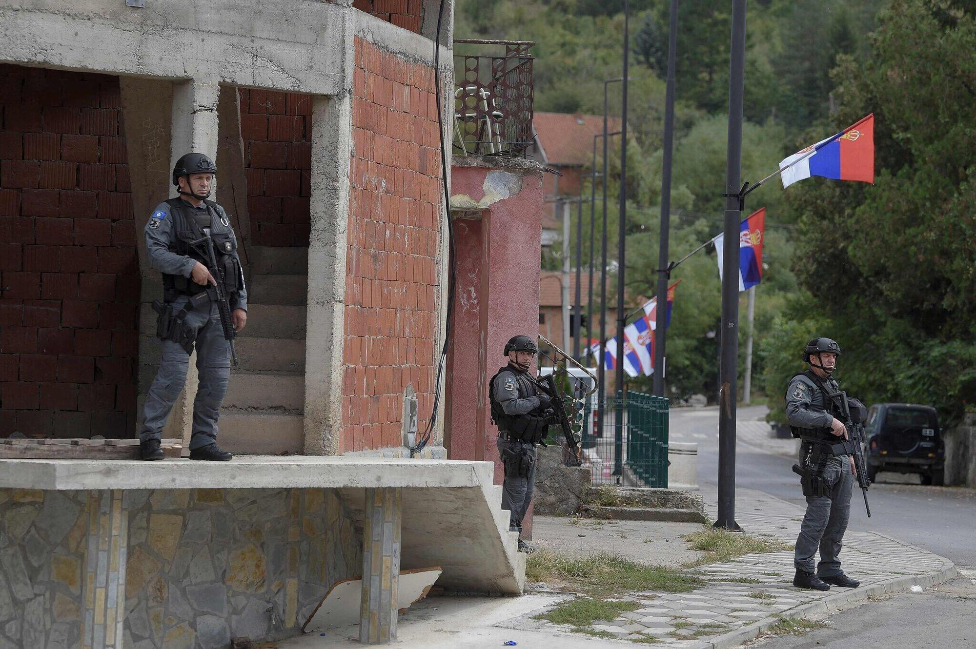 Militari nel nord del Kosovo, vicino al confine con la Serbia