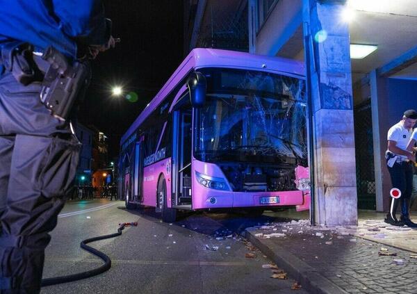 Ok, ma che caz*o succede ai bus elettrici a Mestre? Altro mezzo fuori controllo dopo la strage, si schianta e&hellip;