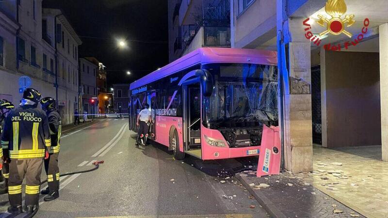 Pulman a Mestre, nuovo crash per La Linea contro un palazzo