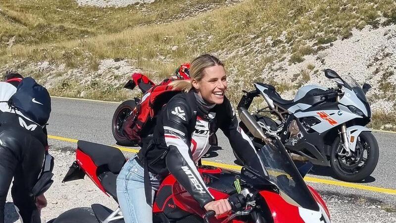 Michelle Hunziker &egrave; una di noi: sul Terminillo con la Ducati Panigale V4. Instagram impazzisce