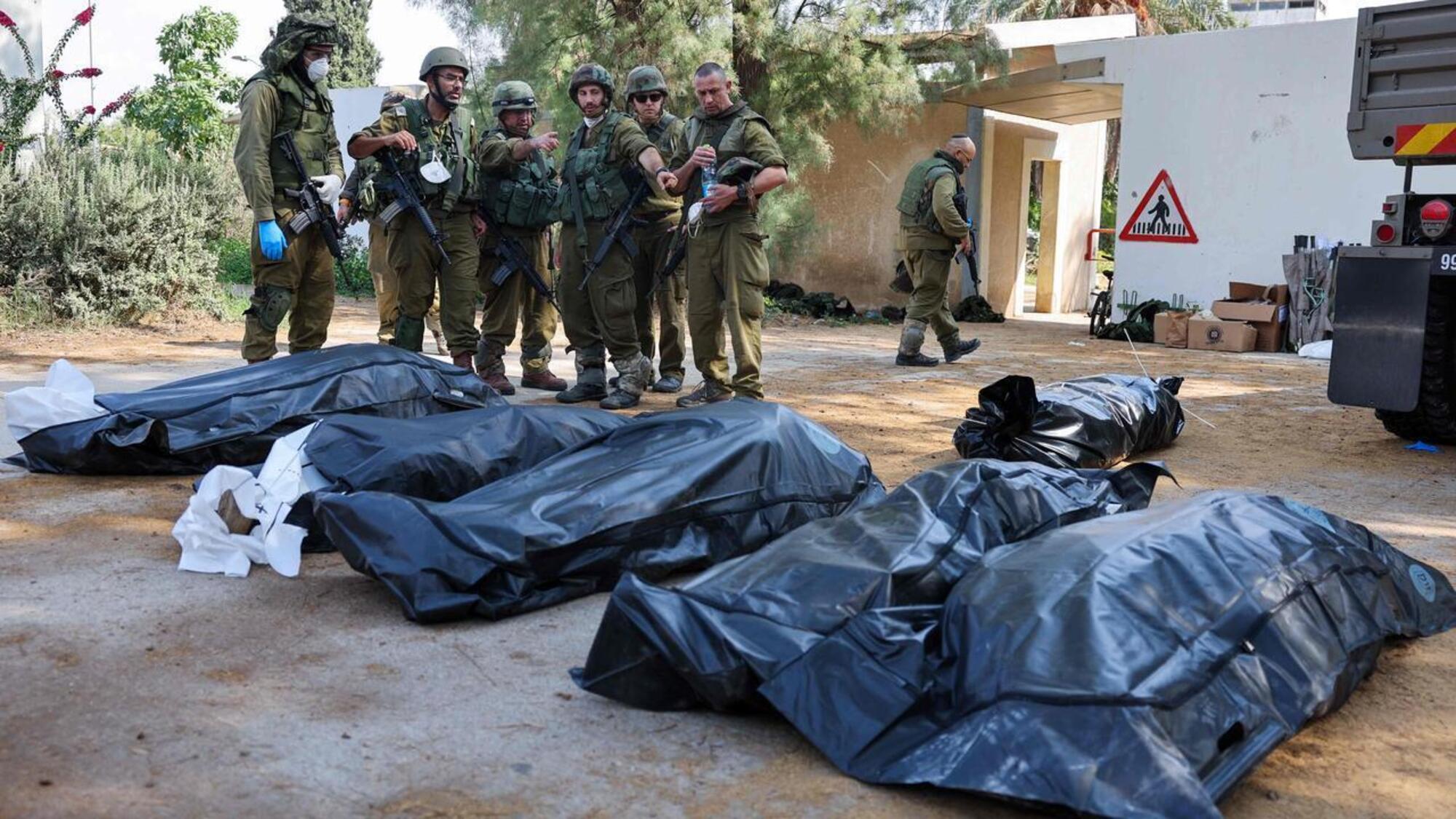 I morti rinvenuti a Kfar Aza vicino al confine di Gaza
