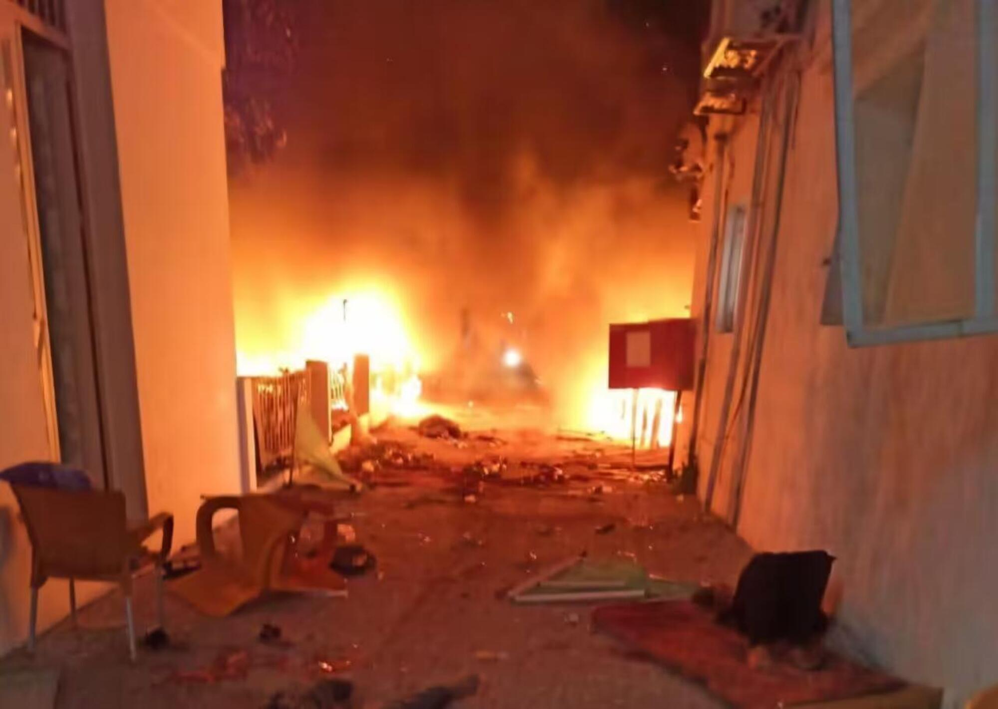  L&#039;ospedale al-Ahli in fiamme dopo il bombardamento