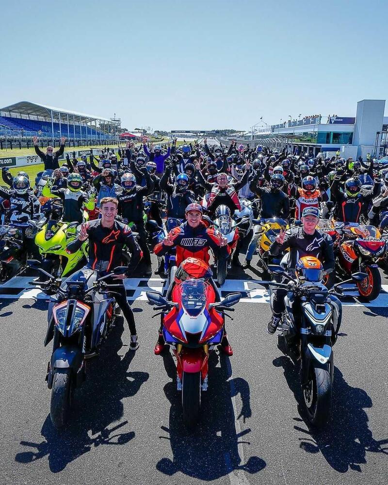 MotoGP 2023, GP d&#039;Australia. Marc Marquez guida il convoglio di 400 motociclisti a Phillip Island [VIDEO e GALLERY]