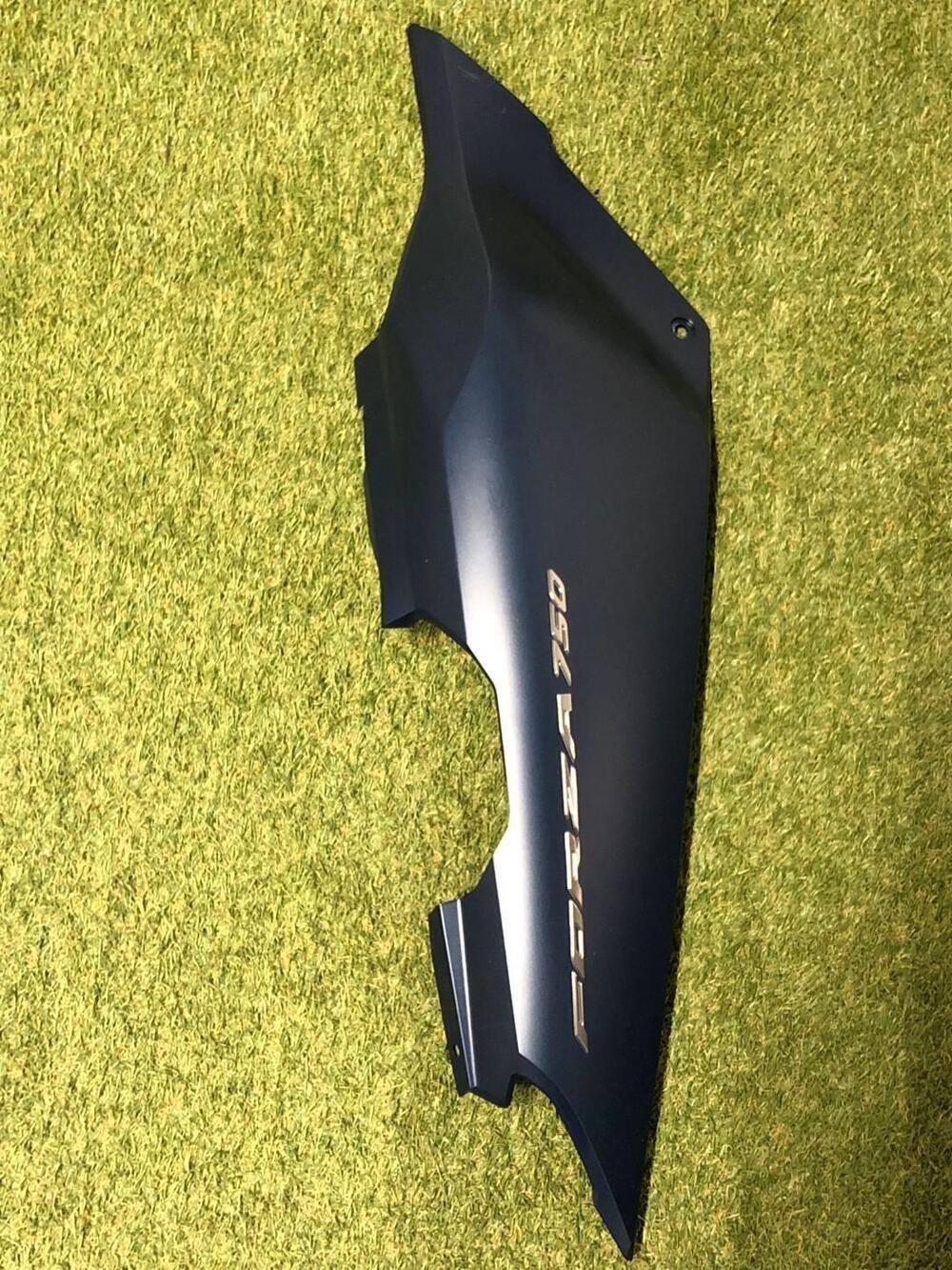 Fiancata destra colore blu opaco. Codice 77220MKVD Honda