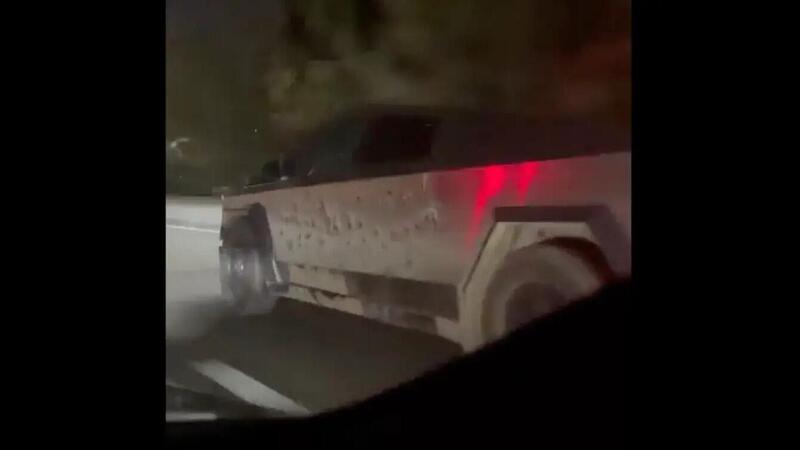 Tesla Cybertruck: passato il test col mitra [VIDEO]