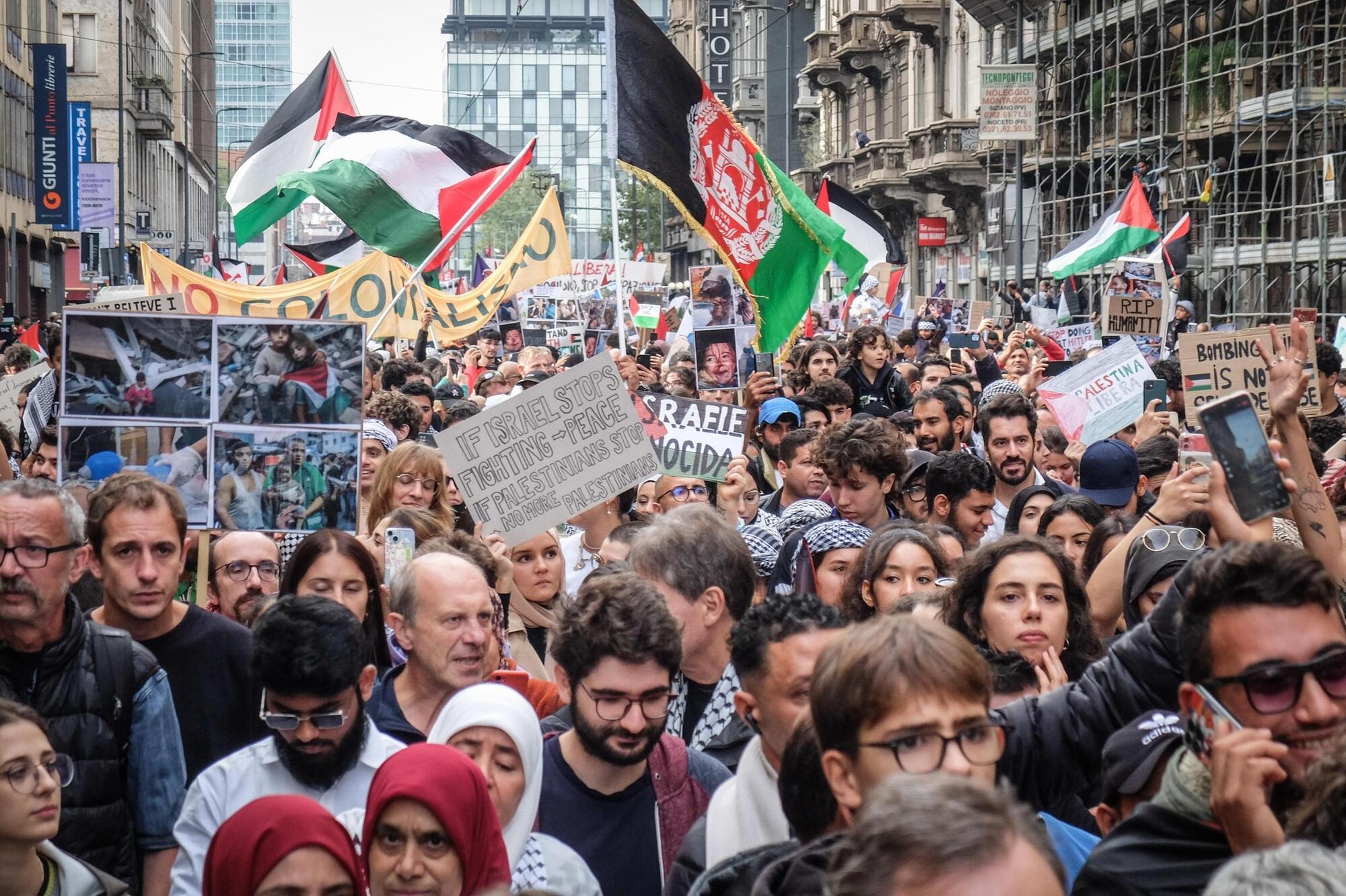 La manifestazione pro-Palestina a Milano
