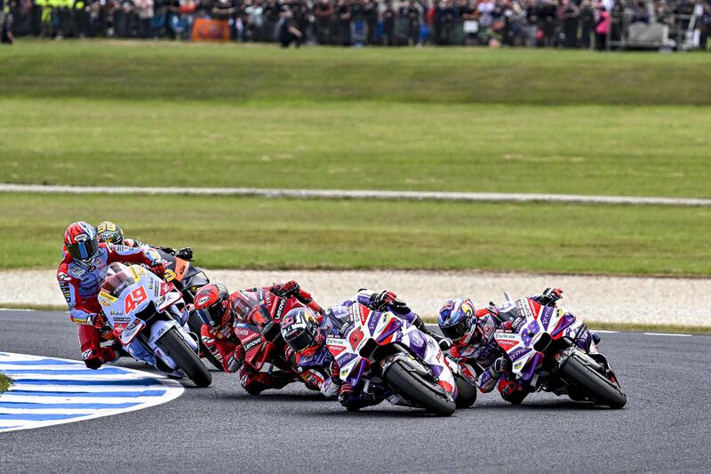 MotoGP 2023. Il gruppone che arriva su Jorge Martin e altre foto belle dal GP d'Australia [GALLERY]