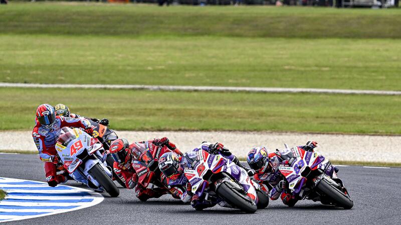 MotoGP 2023. Il gruppone che arriva su Jorge Martin e altre foto belle dal GP d&#039;Australia [GALLERY]