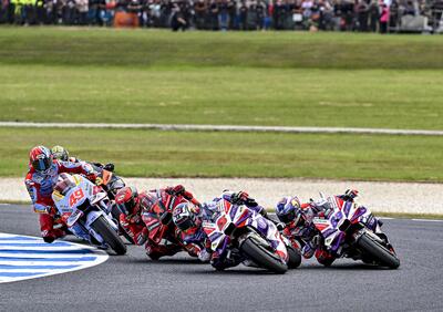 MotoGP 2023. Il gruppone che arriva su Jorge Martin e altre foto belle dal GP d'Australia [GALLERY]