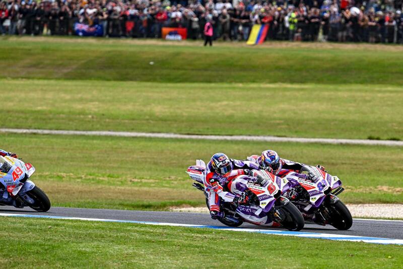 MotoGP 2023. Il gruppone che arriva su Jorge Martin e altre foto belle dal GP d&#039;Australia [GALLERY]