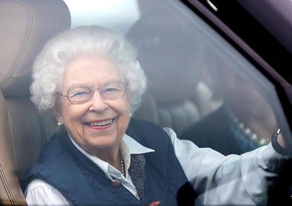 In vendita la Range Rover guidata dalla regina Elisabetta: ecco cosa la rende speciale