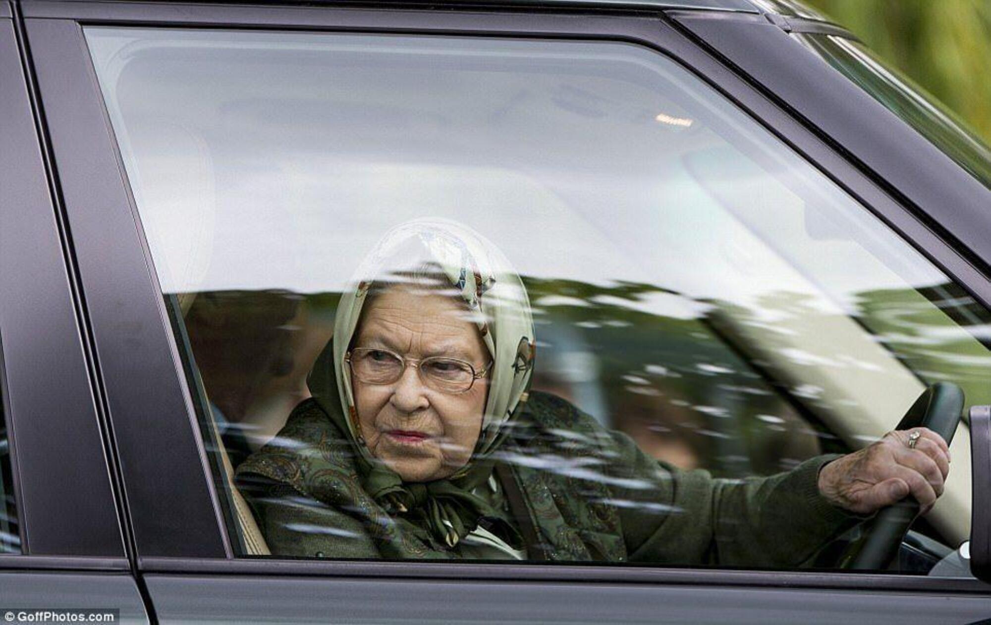La Range Rover guidata dalla regina Elisabetta